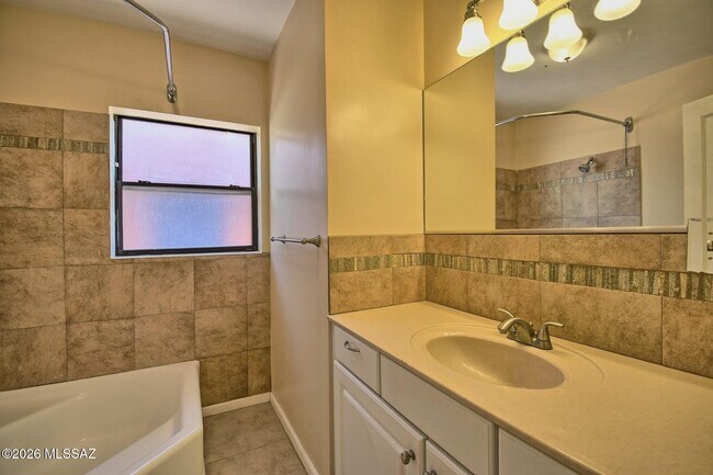 Building Photo - 1604 E 10th St