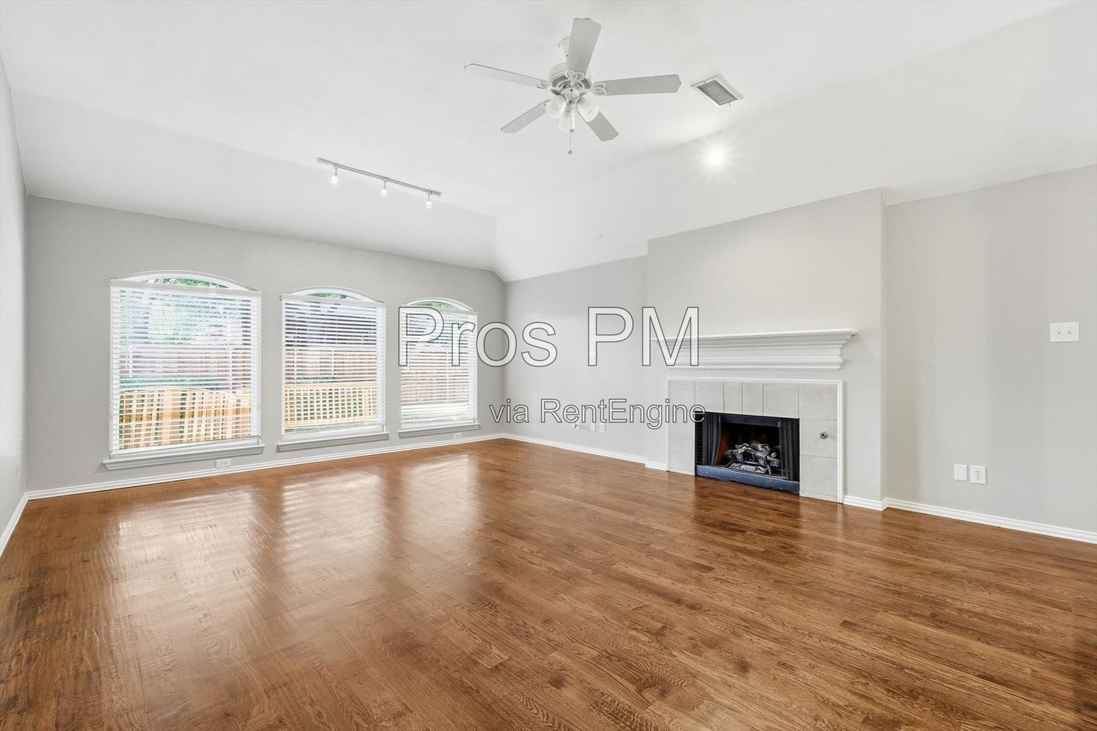 Building Photo - 2921 Meadow Glen Dr