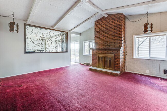 Building Photo - Available MAY 2026 - Beautiful, LARGE 4+ bedroom/2 bath GEM in South Side Slopes!