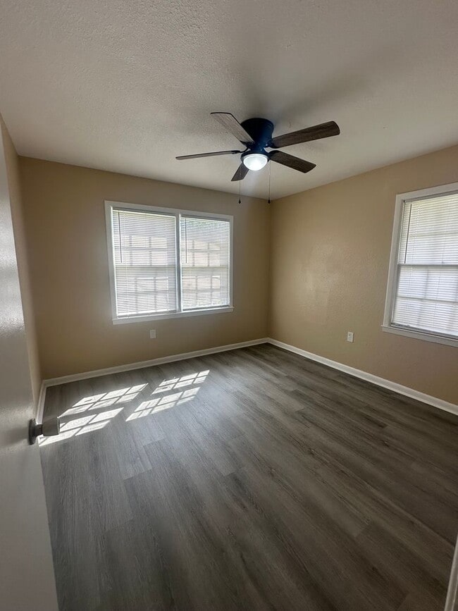 Building Photo - 4 Bed/2 Bath House