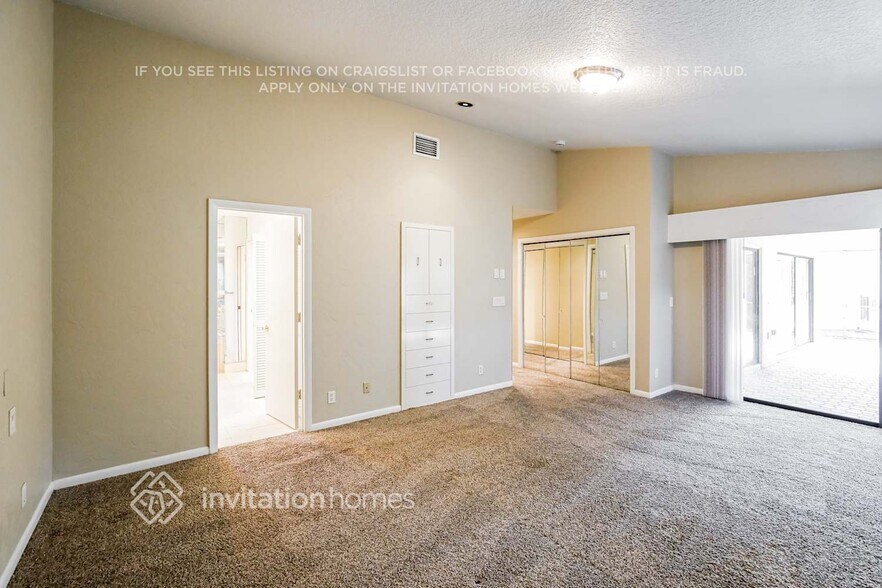 Building Photo - 7045 Golf Pointe Cir