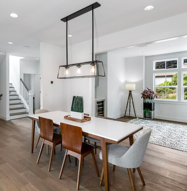 Building Photo - Gorgeous 4 Bed/3.5 Bath with Beautiful Fin...