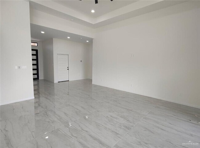 Building Photo - 1028 W Ramses Ln