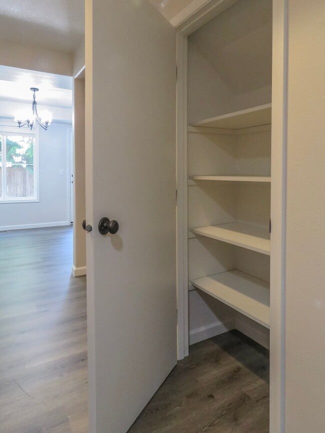 Building Photo - Updated Interior ! Spacious 2 Bedroom 2.5 ...