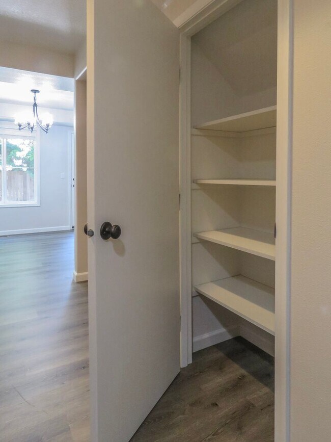 Building Photo - Updated Interior ! Spacious 2 Bedroom 2.5 Bath Town home close to Intel and Nike