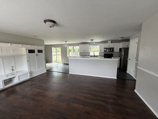 Building Photo - Spacious Rambler for Lease