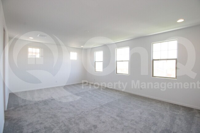 Building Photo - 19031 E Braeburn Ln