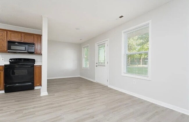 Building Photo - Charming 2-Bedroom Ranch Home with Large Backyard – Cozy & Remodeled!