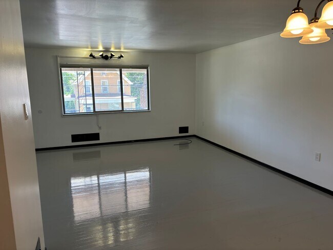 Building Photo - 114 Van Wyck Ave