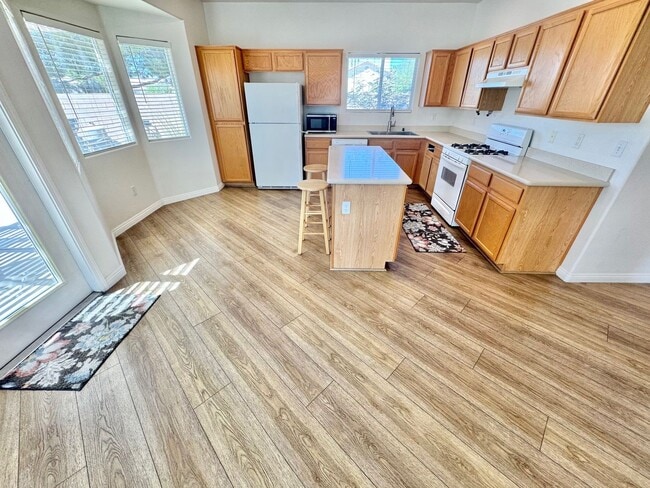 Building Photo - ENJOY THIS STUNNING 3 BEDROOM WITH A TRANQ...