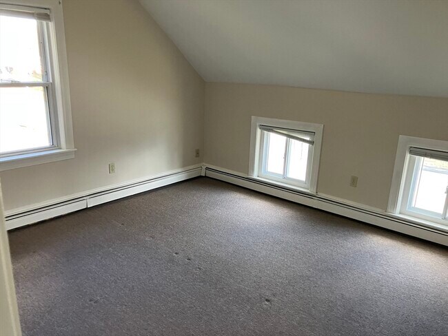 Building Photo - 975 S Main St