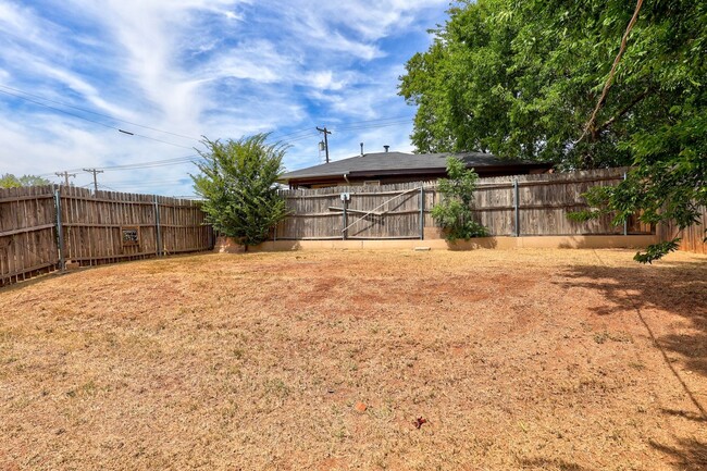 Building Photo - Charming 2-Bedroom Home with Granite Kitch...