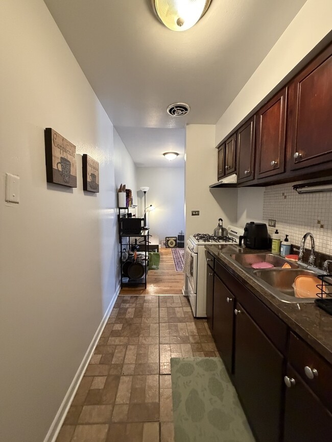 Building Photo - 541 W Oakdale Ave