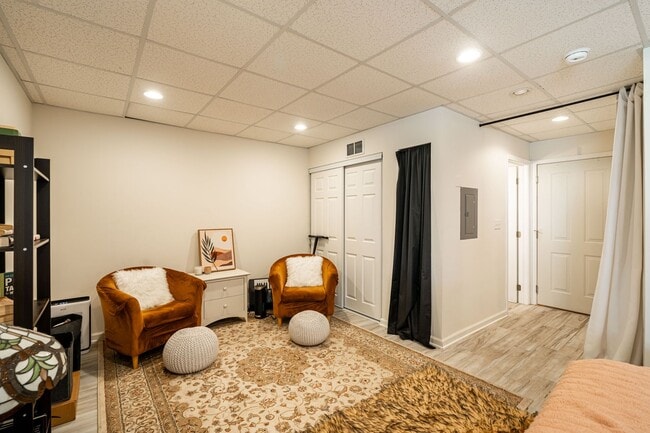Building Photo - Live steps from Lake Michigan in this spac...
