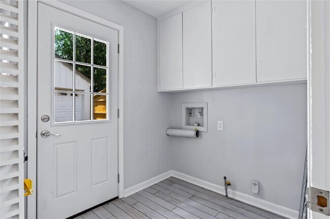 Building Photo - 1747 Maux Dr