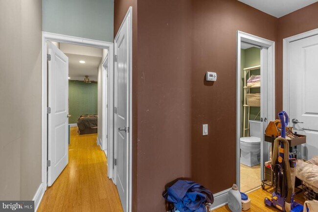Building Photo - 530 W Girard Ave