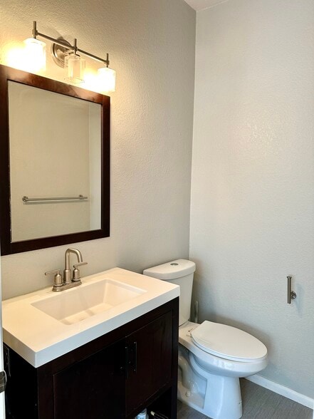 Building Photo - 431 W Lexington Dr