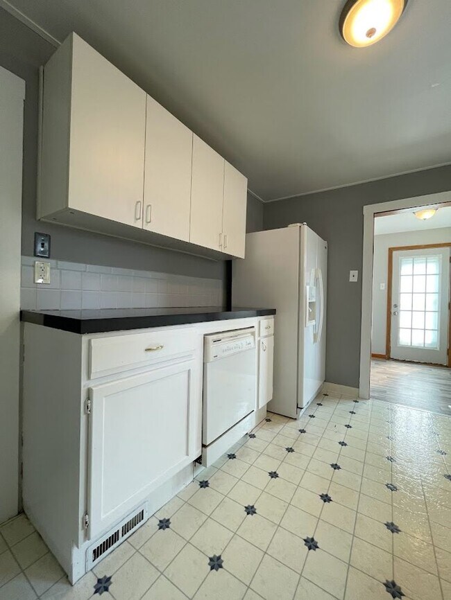 Building Photo - Three bedroom 1 1/2 bathroom home for rent