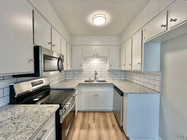 Building Photo - Tour Today! Newly Updated 2 Bedroom 1 Bath...