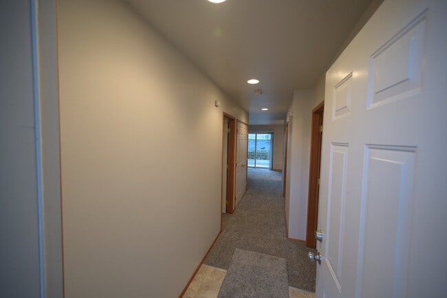 Building Photo - Super clean 2 bed 1 bath apartment in Port...