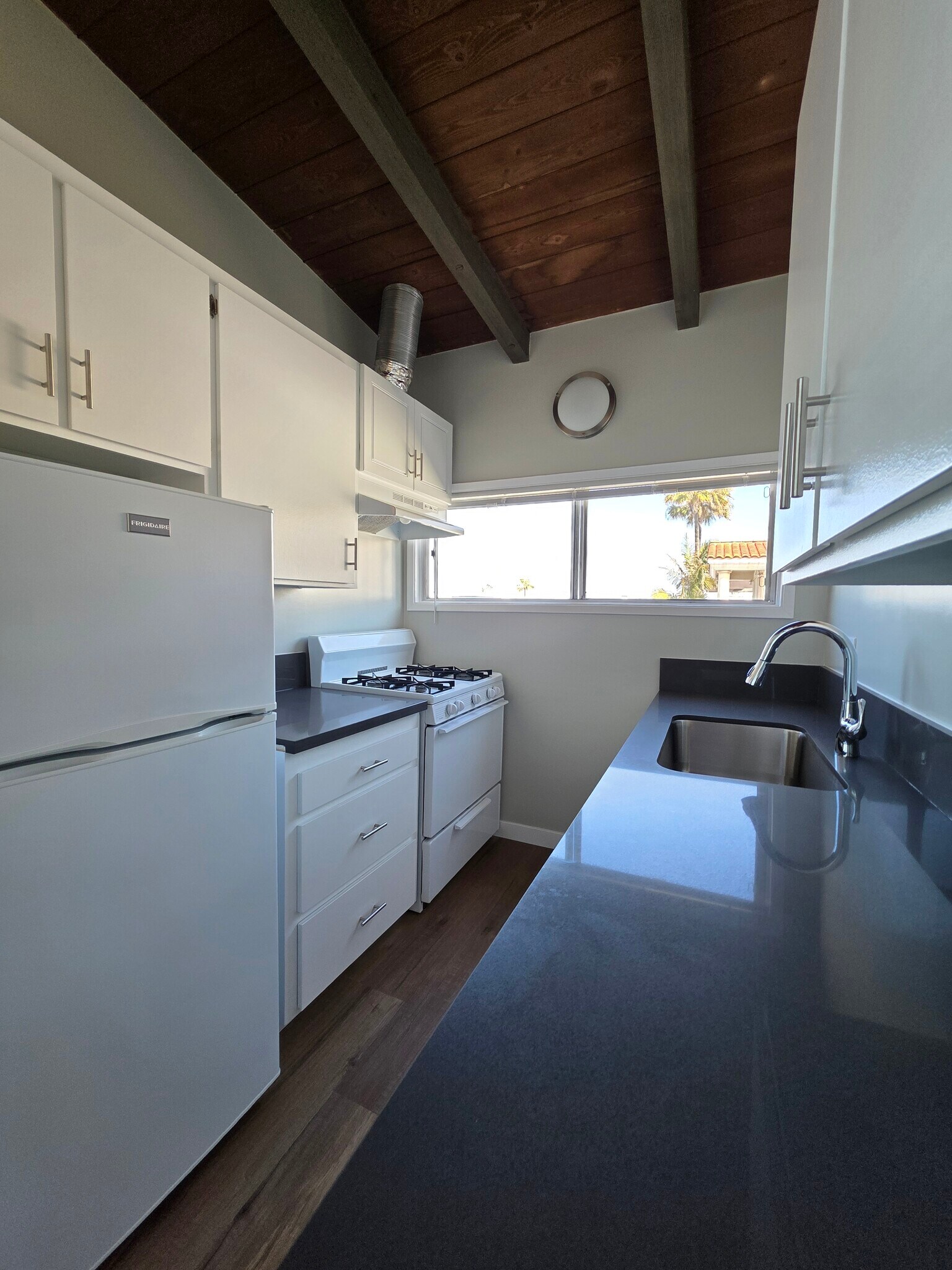 Building Photo - 2026 Hermosa Ave