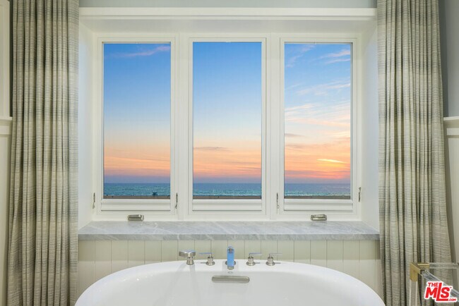 Building Photo - 1347 Palisades Beach Rd