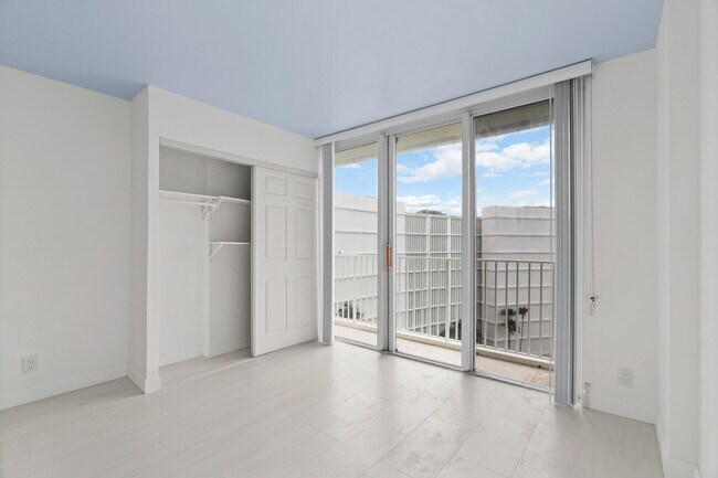 Building Photo - 3580 S Ocean Blvd