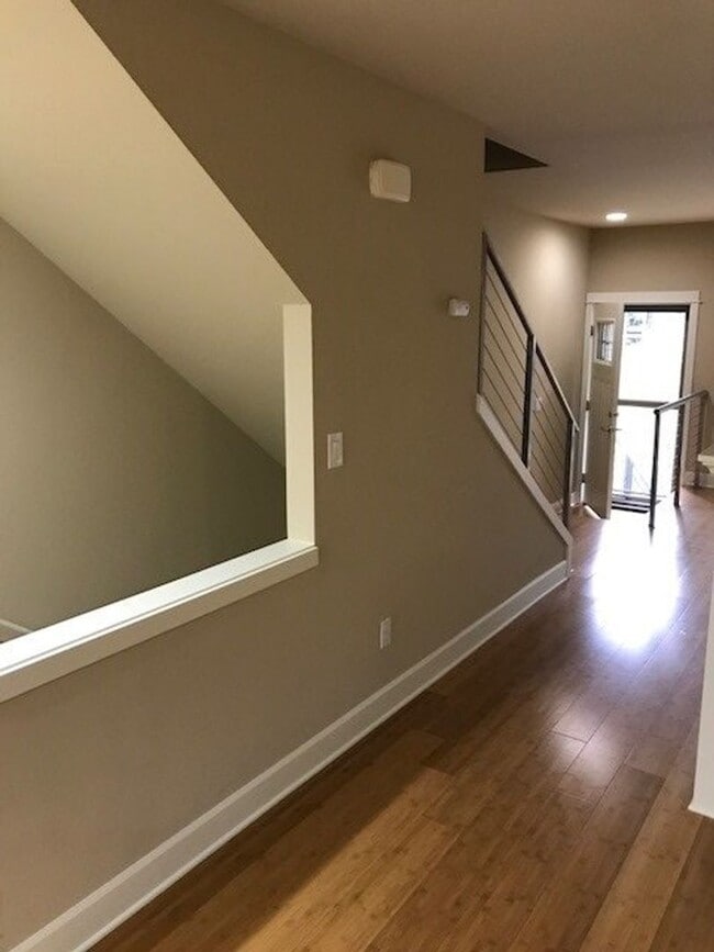Building Photo - West Seattle Townhouse