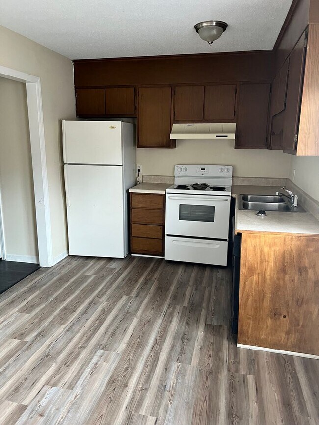 Building Photo - 2 Br 1 1/2 Bath Townhome