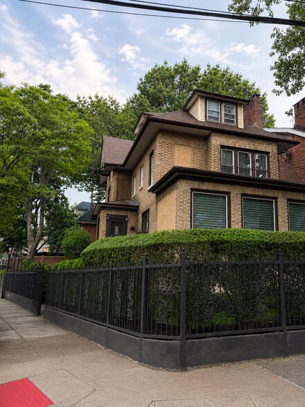 Building Photo - 121 W 179th St