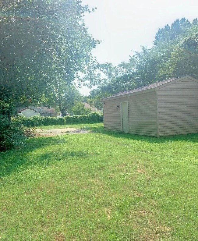 Building Photo - Super Cute 3 bed 2 bath Rancher with detached Garage and alley access.