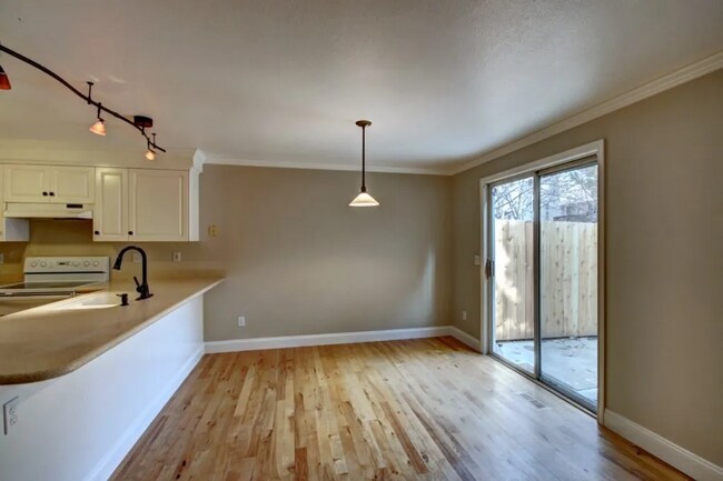 Building Photo - Spacious 3 bed Townhome with Fenced Yard, ...