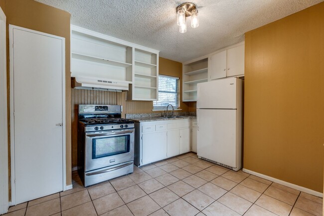 Building Photo - WILSHIRE VILLAGE 3-BEDROOM