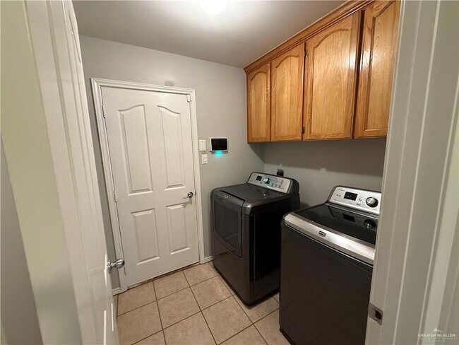 Building Photo - 3836 Frontier Dr