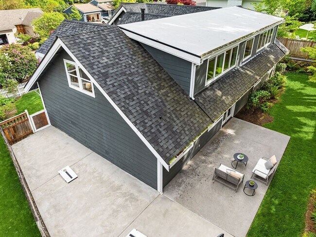 Building Photo - 5bd/2.75ba Bellevue Home