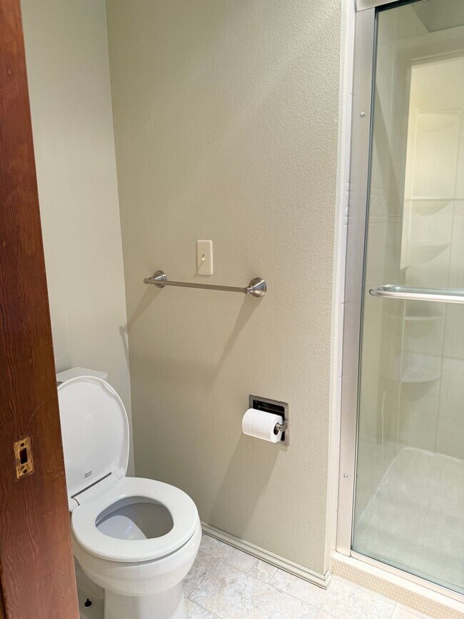 Building Photo - Elegant Bellevue Home for rent