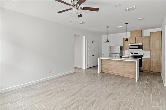Building Photo - 1300 W Platinum Dr