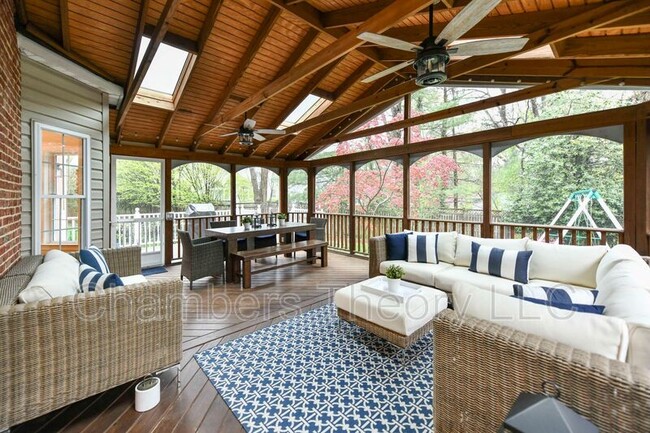 Building Photo - 6866 Melrose Dr