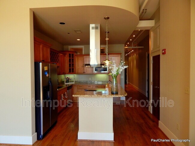 Building Photo - 402 S Gay St