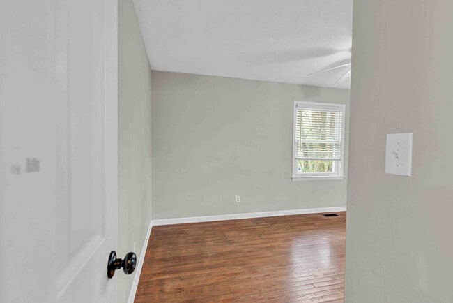 Building Photo - 203 Pineview Rd