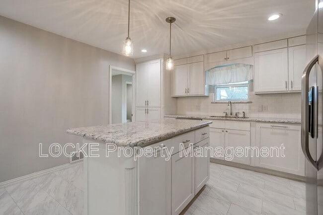 Building Photo - 902 Churchill Rd