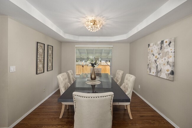 Building Photo - Beautiful home with 5 beds, 3.5 baths for ...