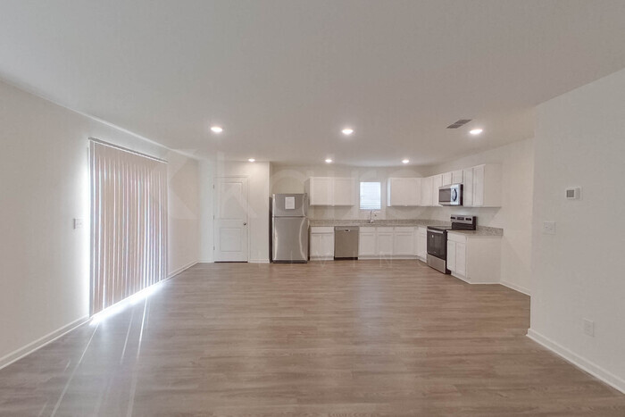 Building Photo - 106 Flat Rock Ml Trl
