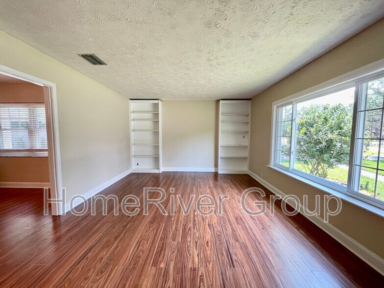 Building Photo - 2105 W Country Club Dr