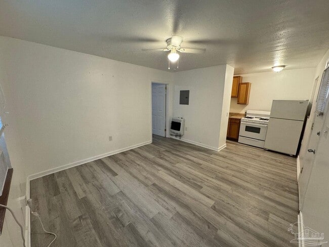 Building Photo - 205 Holmes Dr