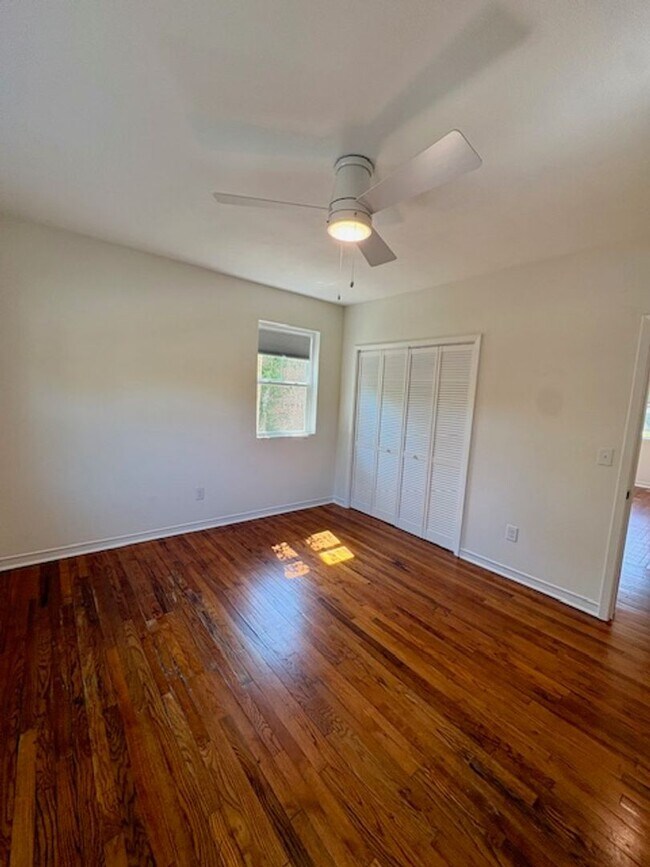 Building Photo - Fully Renovated Three Bedroom Condo in South Windermere - Off the Greenway!