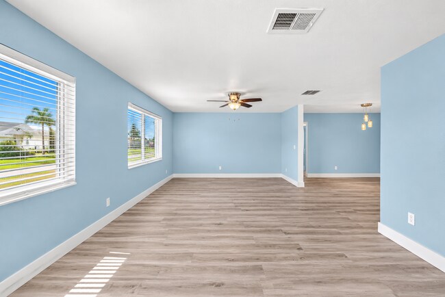 Building Photo - 115 Country Club Dr
