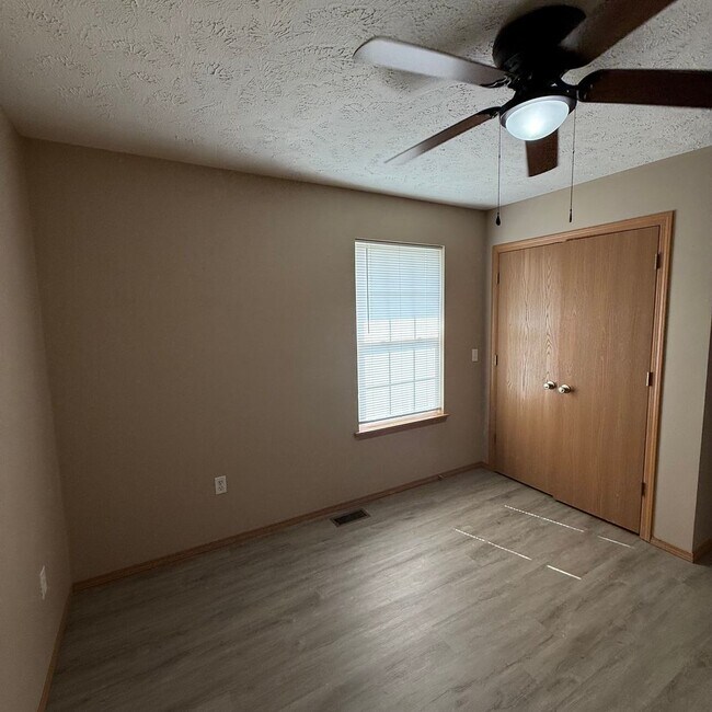 Building Photo - 4 Bedroom Home in Clever