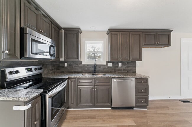 Building Photo - This cozy residence features a bright living space and well-appointed kitchen.  1st month is FREE...