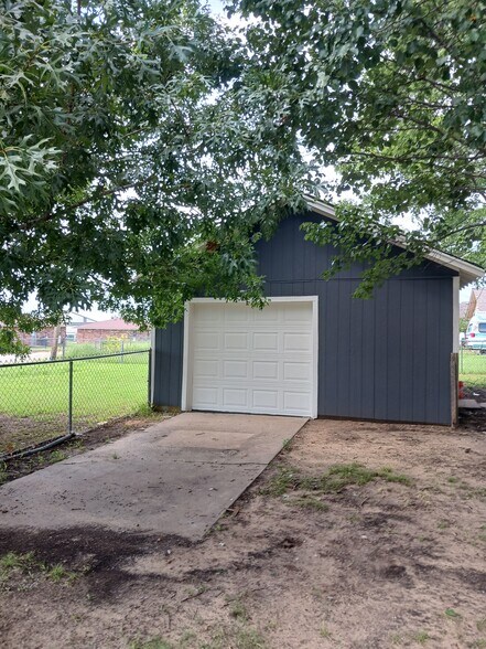 Building Photo - 819 S Elm Ave